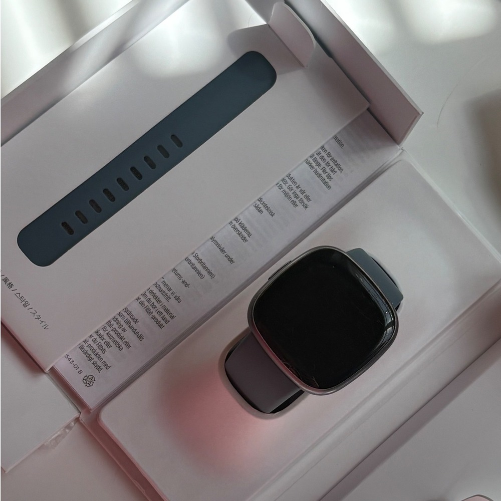 Preowned Fitbit Versa 4 - Picture 2 of 9